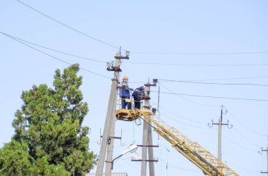 Slavyansk Kuban, Rusya-7 Eylül 2017: elektrikçiler onarım bir asansör ile güç hattı. İş onarın. Geçerli elektrik tesisatı tamiri.