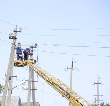 Elektrik güç hattı bir asansör ile onarmak. İş onarın. Geçerli elektrik tesisatı tamiri.