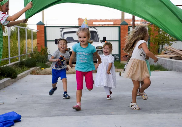 Lazer de crianças pré-escolares. Animadores numa festa infantil. Atuando e desenvolvendo jogos para crianças . — Fotografia de Stock