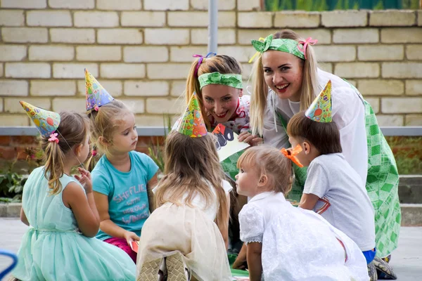 Leisure of preschool children. Animators at a children's party. Acting and developing games for children. — Stock Photo, Image