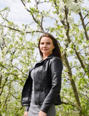 Güzel peri bir çiçekli Erik Bahçe içindeki genç kız. Beyaz çiçekler arka plan üzerinde bir kız portresi.