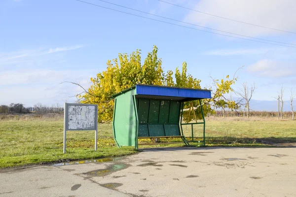 Otobüs durağı köyde. Ağacın yanındaki tıpa