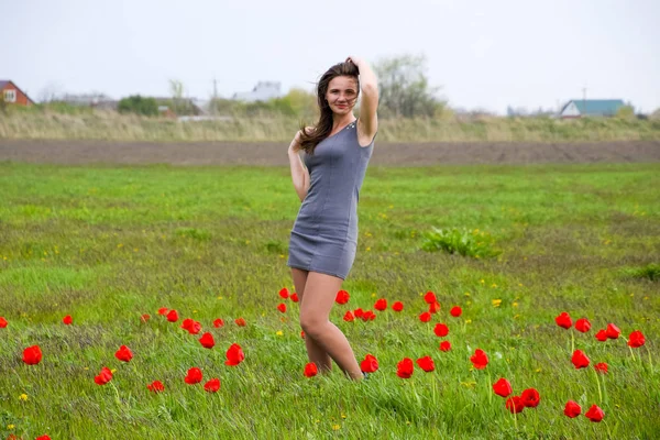 Belle fée jeune fille dans un champ parmi les fleurs de tulipe — Photo