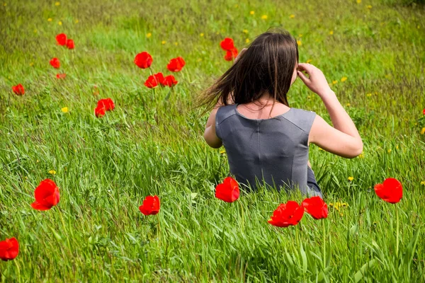 Hermosa Joven Hadas Campo Entre Las Flores Los Tulipanes Retrato —  Fotos de Stock