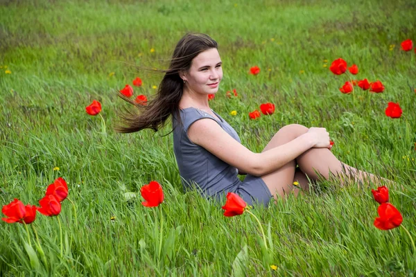 Güzel Peri Kız Lale Çiçekleri Arasında Bir Alanda Kırmızı Çiçekler — Stok fotoğraf