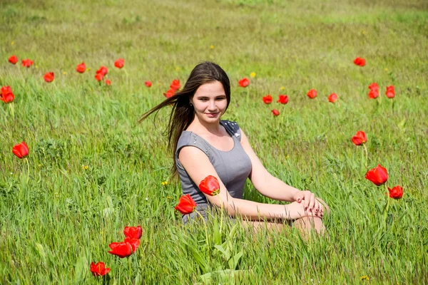 Güzel Peri Kız Lale Çiçekleri Arasında Bir Alanda Kırmızı Çiçekler — Stok fotoğraf