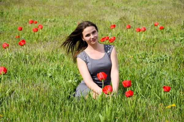 Belle Jeune Fille Fée Dans Champ Parmi Les Fleurs Tulipes — Photo