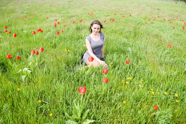 Piękne Bajki Młoda Dziewczyna Polu Wśród Kwiatów Tulipanów Portret Dziewczyny — Zdjęcie stockowe