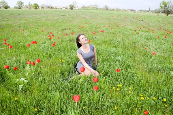 Piękne Bajki Młoda Dziewczyna Polu Wśród Kwiatów Tulipanów Portret Dziewczyny — Zdjęcie stockowe