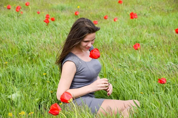 Menina Fada Bonita Campo Entre Flores Tulipas Retrato Uma Menina — Fotografia de Stock