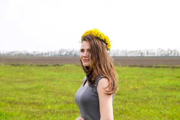 美丽的仙女少女在田野中花丛中盛开 一个女孩在红色的花朵和绿色的田野背景的肖像 郁金香领域 — 图库照片