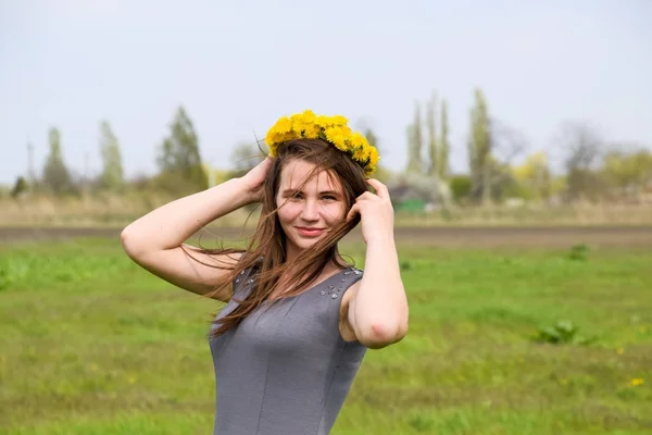 Güzel peri genç kız lale çiçekleri arasında bir alanda — Stok fotoğraf