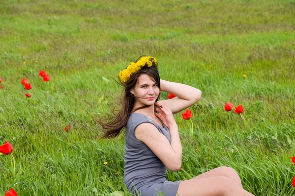 Güzel Peri Kız Lale Çiçekleri Arasında Bir Alanda Kırmızı Çiçekler — Stok fotoğraf