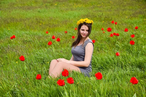 Belle fée jeune fille dans un champ parmi les fleurs de tulipe — Photo