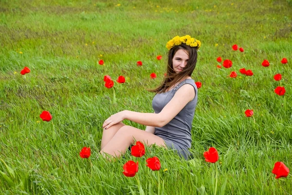 チューリップの花の中でフィールドの美しい妖精少女 赤い花と緑のフィールドの背景の女の子の肖像画 チューリップのフィールド — ストック写真