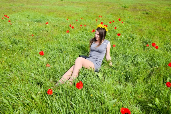 Güzel Peri Kız Lale Çiçekleri Arasında Bir Alanda Kırmızı Çiçekler — Stok fotoğraf