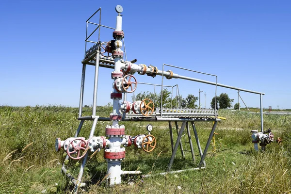 Pozo para la producción de petróleo y gas. Equipo de pozo de aceite. Producción de petróleo — Foto de Stock