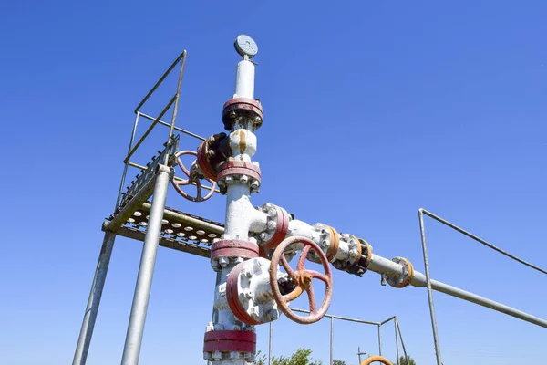 Equipamento de poço de petróleo. Válvula de mão com volante para abertura e fechamento da linha de fluxo . — Fotografia de Stock