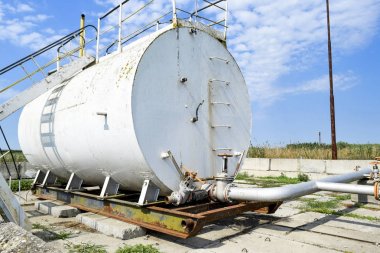 Petrol emülsiyonu atığı için rezervuar. Petrol sahasında ekipman.