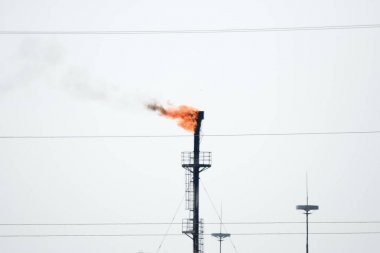 Sistem bir petrol sahası üzerinde bir meşale. Yanan bir meşale kafana.