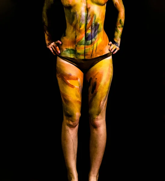 Body art. Puttend uit het lichaam. Mooi meisje met geschilderde lichaam aquarellen. Een wit jong meisje schilderde het lichaam met verf — Stockfoto