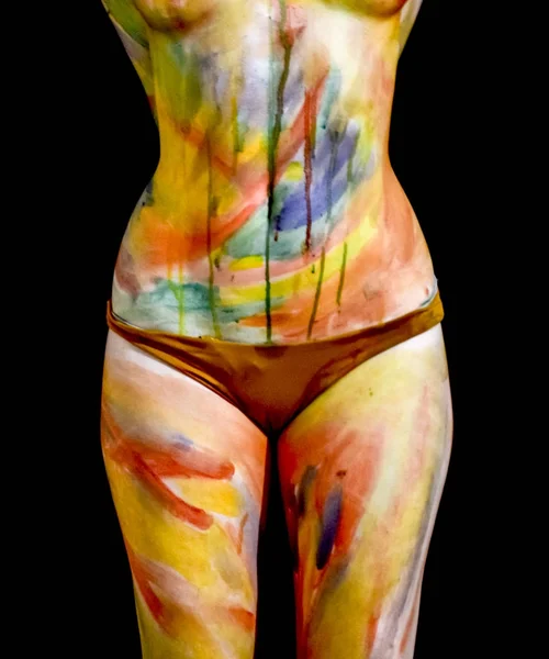 Body art. Puttend uit het lichaam. Mooi meisje met geschilderde lichaam aquarellen. Een wit jong meisje schilderde het lichaam met verf — Stockfoto