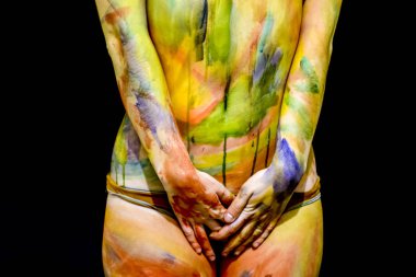 Vücut sanatı. Cesedin üzerinde çizim. Güzel kız boyalı vücut suluboya ile. Beyaz bir genç kız cesedi boya ile boyanmış.