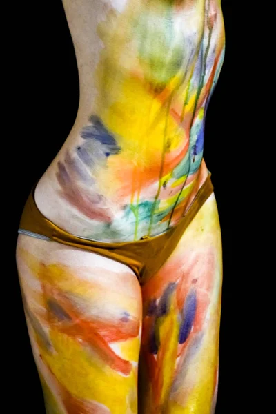 Body art. Disegnando sul corpo. Bella ragazza con acquerelli corpo dipinto. Una giovane ragazza bianca dipinse il corpo con vernice — Foto Stock