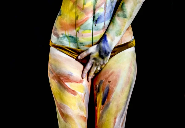 Боди-арт Рисует на теле. Красивая девушка с раскрашенным телом акварелью. Белая молодая девушка нарисовала тело краской. — стоковое фото