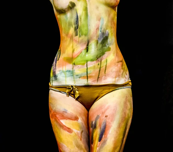 Arte corporal. A desenhar no corpo. Menina bonita com aquarelas corpo pintado. Uma jovem branca pintou o corpo com tinta — Fotografia de Stock