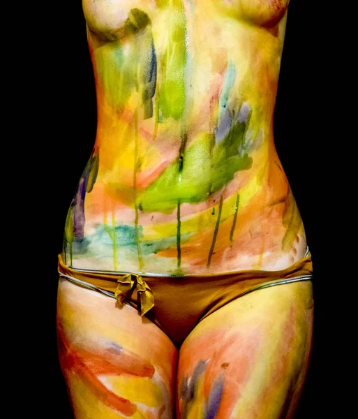 Body art. Disegnando sul corpo. Bella ragazza con acquerelli corpo dipinto. Una giovane ragazza bianca dipinse il corpo con vernice — Foto Stock