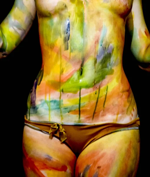 Body art. Rajz a test. Gyönyörű lány a festett KASZNI akvarelljei. Egy fehér fiatal lány festékkel festett a szerv — Stock Fotó