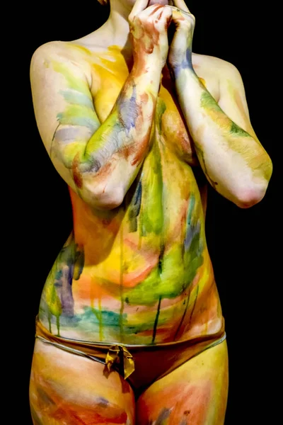 Arte corporal. Dibujo en el cuerpo. Hermosa chica con acuarelas de cuerpo pintado. Una joven blanca pintó el cuerpo con pintura — Foto de Stock