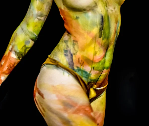 Body art. Puttend uit het lichaam. Mooi meisje met geschilderde lichaam aquarellen. Een wit jong meisje schilderde het lichaam met verf — Stockfoto