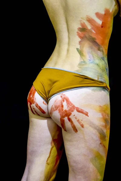 Ragazza Con Tracce Palme Sulle Natiche Dipingi Culo Body Art — Foto Stock