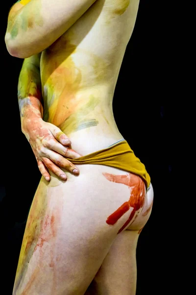 여자는 엉덩이에 손바닥의 엉덩이에 페인트 아트입니다 본문에 그린된 수채화로 여자입니다 — 스톡 사진