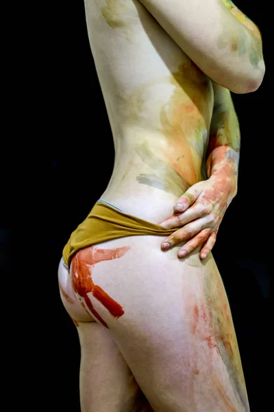 臀部有手掌痕迹的女孩 画在屁股上身体艺术 在身体上画画 美丽的女孩与彩绘身体水彩 一个白色的小女孩用颜料画了身体 — 图库照片