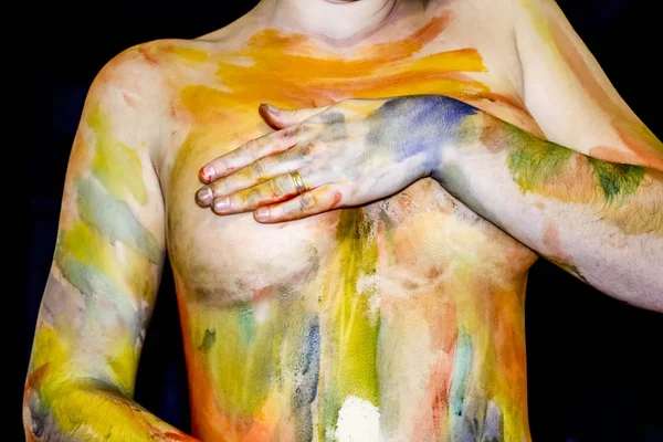 Art 在身体上画画 美丽的女孩与彩绘身体水彩 一个白色的小女孩用颜料涂了尸体 — 图库照片