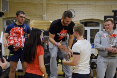 Çapraz-kavgalarına katılımcıların tatmin edici. Fitness Salonu Stan. Cross-match yarışmalar spor doğum günü için adanmış