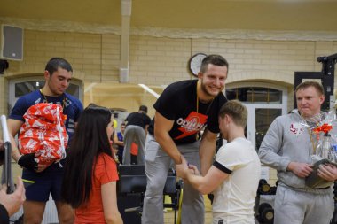 Çapraz-kavgalarına katılımcıların tatmin edici. Fitness Salonu Stan. Cross-match yarışmalar spor doğum günü için adanmış