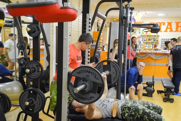 Sala de fitness Stan. Concursos de cross-match dedicados al cumpleaños del gimnasio. Gimnasio en el pueblo Poltavskaya . —  Fotos de Stock