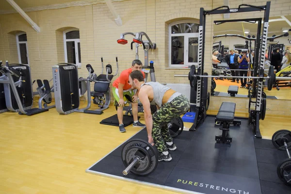 Sala de fitness Stan. Concursos de cross-match dedicados al cumpleaños del gimnasio. Gimnasio en el pueblo Poltavskaya . —  Fotos de Stock