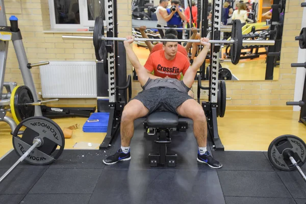 Sala de fitness Stan. Concursos de cross-match dedicados al cumpleaños del gimnasio. Gimnasio en el pueblo Poltavskaya . —  Fotos de Stock