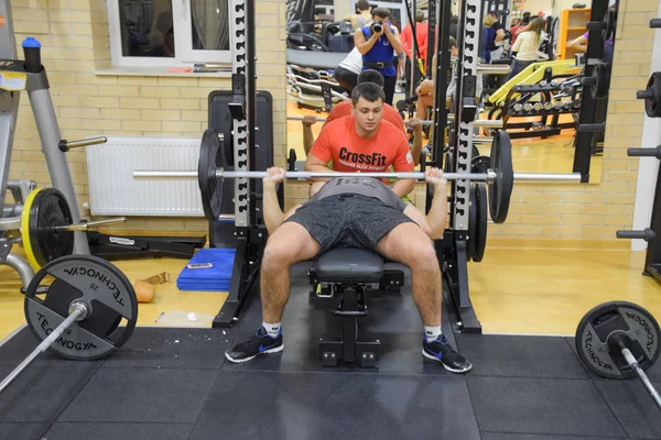 Sala de fitness Stan. Concursos de cross-match dedicados al cumpleaños del gimnasio. Gimnasio en el pueblo Poltavskaya . —  Fotos de Stock