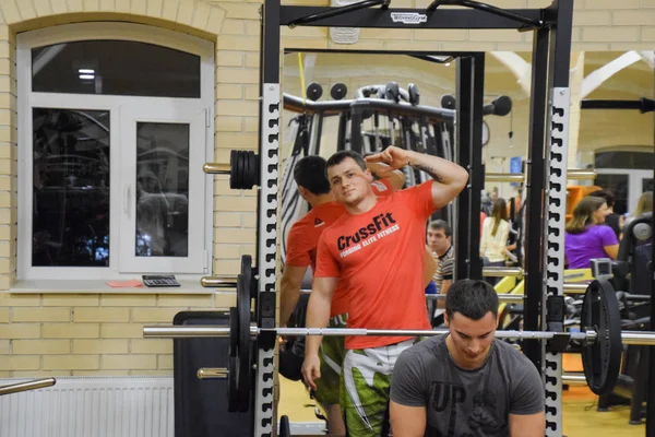 Sala de fitness Stan. Concursos de cross-match dedicados al cumpleaños del gimnasio. Gimnasio en el pueblo Poltavskaya . —  Fotos de Stock