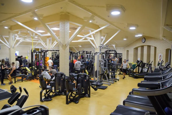 Sala de fitness Stan. Concursos de cross-match dedicados al cumpleaños del gimnasio. Gimnasio en el pueblo Poltavskaya . — Foto de Stock