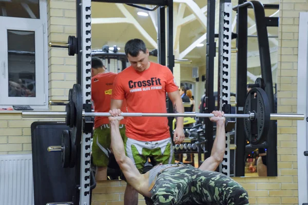 Sala de fitness Stan. Concursos de cross-match dedicados al cumpleaños del gimnasio. Gimnasio en el pueblo Poltavskaya . —  Fotos de Stock