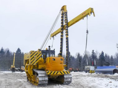 Bir buldozer Tayga bir boru hattı inşaat Asansör.