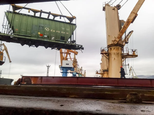 Bewegende vracht treinwagon in de haven door een poort kraan. Lading tillen operaties. Industriële haven — Stockfoto