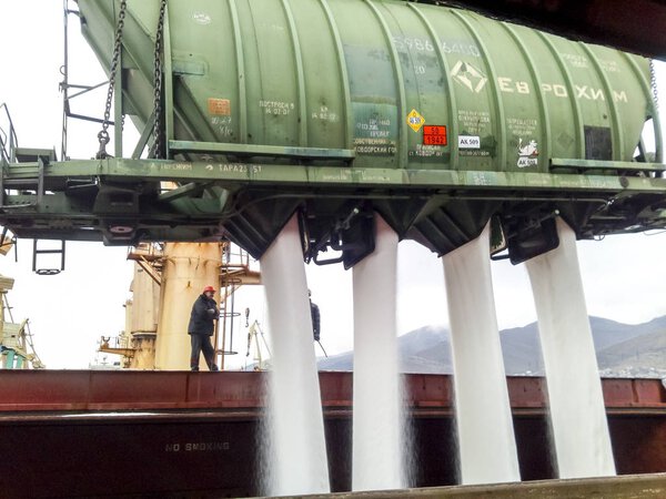 Новороссийск, Россия - 11 августа 2017 года: разлив селитры из автомобиля в трюм танкера. Погрузка минеральных удобрений в корабли
.